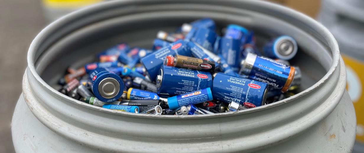 Awigo, Batterien richtig entsorgen Batterien in einem Kunststofffass