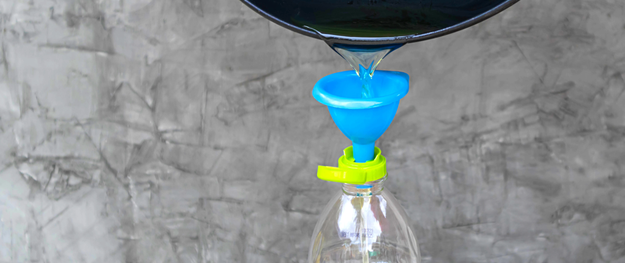 Speiseöl AWIGO Öl wird in eine Flasche gegossen