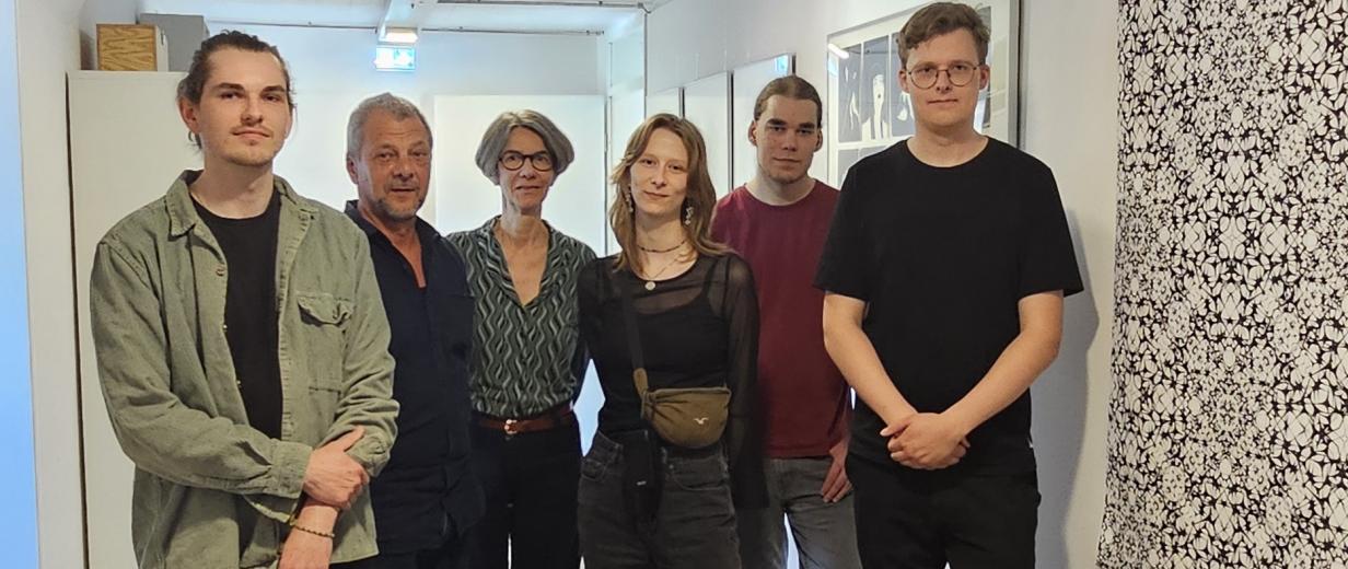 Ausstellung LVO Leiser Speicher Handschriften Sechs Personen stehen im Flur eines Gebäudes.