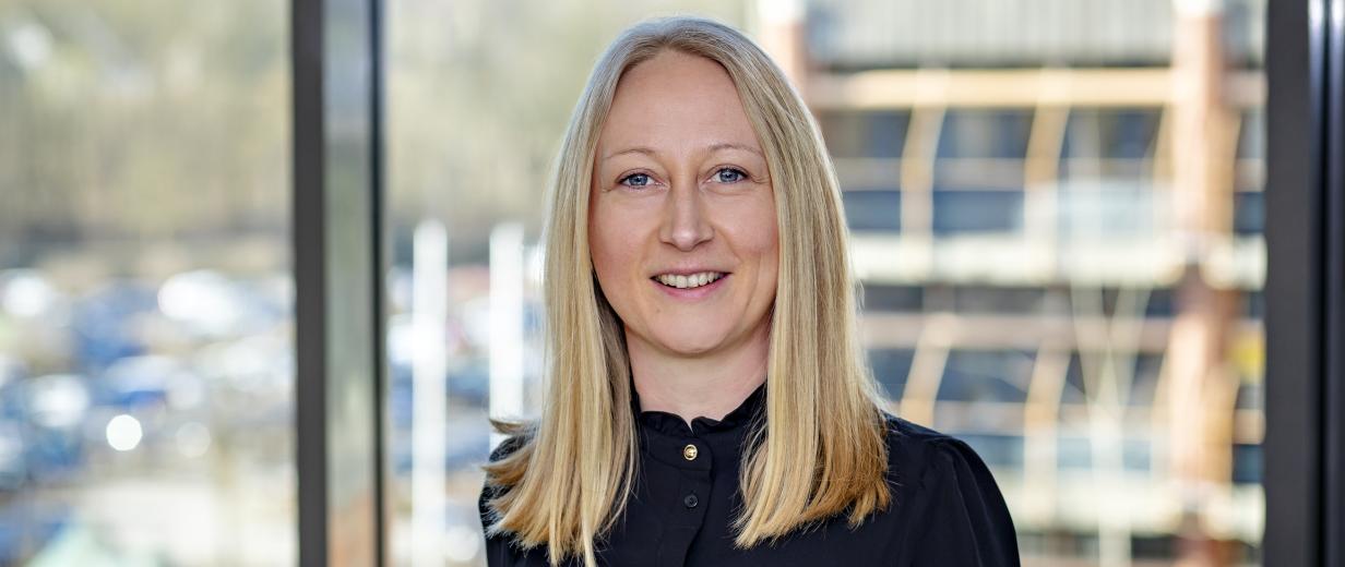 Maßarbeit, ArbeitgeberService, Manuela Lehmann Porträt einer Person vor einer Fensterscheibe