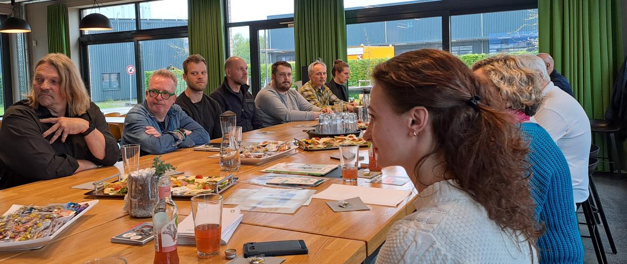 2. MINT-Stammtisch in Bramsche Eine Personengruppe sitzt um einen großen Tisch herum.