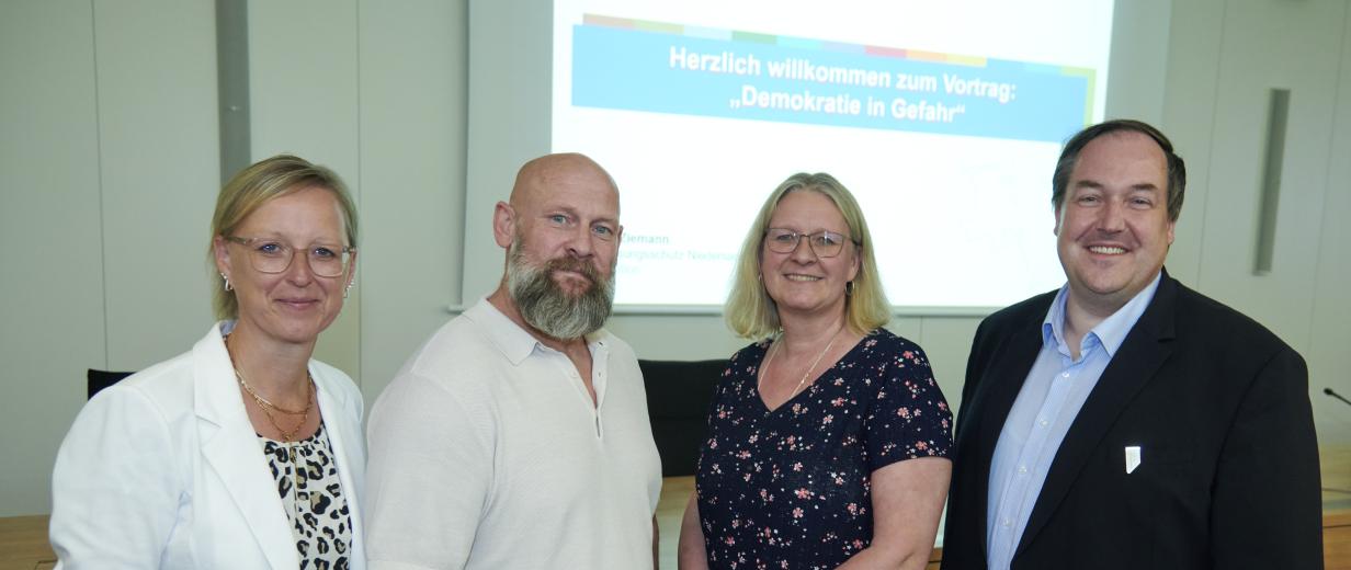 Fachvortrag von Verfassungsschützer Frank Ziemann im Kreishaus Osnabrück 4 Personen vor Powerpoint-Folie