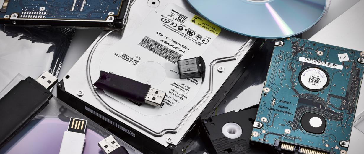 Festplatten und CD-ROM liegen auf einem Stapel.