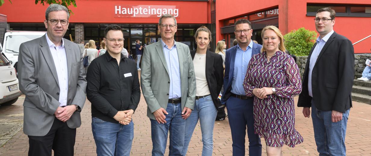 Jedes Jahr ein bisschen besser Gruppe von Personen vor Schule