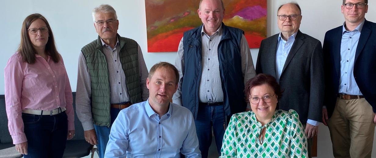 Samtgemeinde Neuenkirchen nutzt künftig die Zentrale Vergabestelle des Landkreises Osnabrück Gruppe vor Personen vor Schreibtisch
