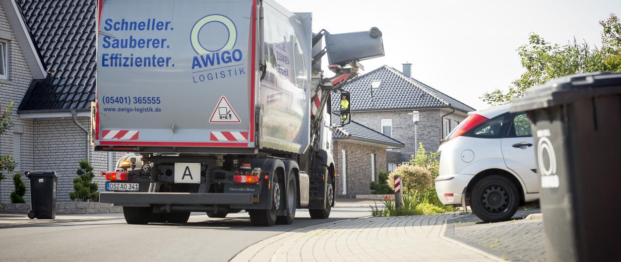 Ein Müllfahrzeug leert Mülltonnen