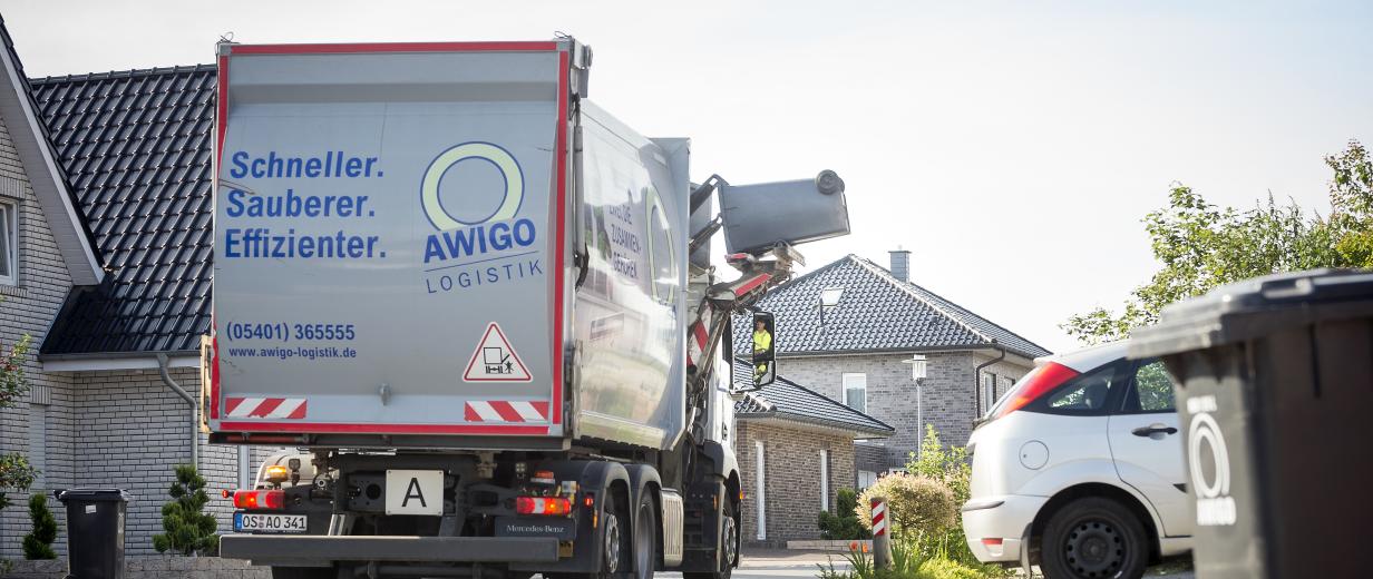 AWIGO Müllfahrzeug Ein Müllfahrzeug leert Mülltonnen