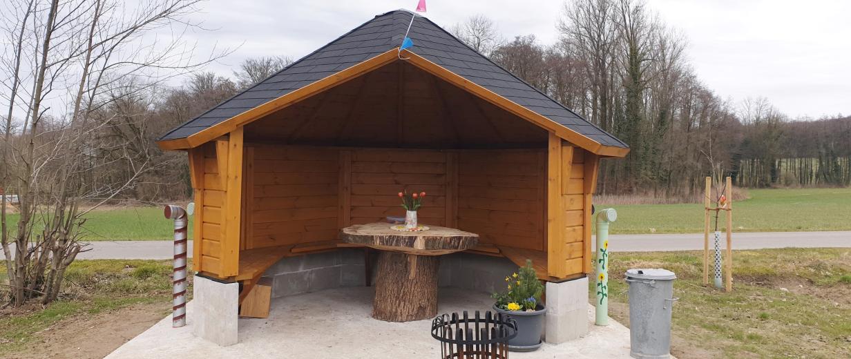 Pfad der Sinne Sentrup, Station Hoeferweg Eine Grillhütte steht in einer Wiesenlandschaft