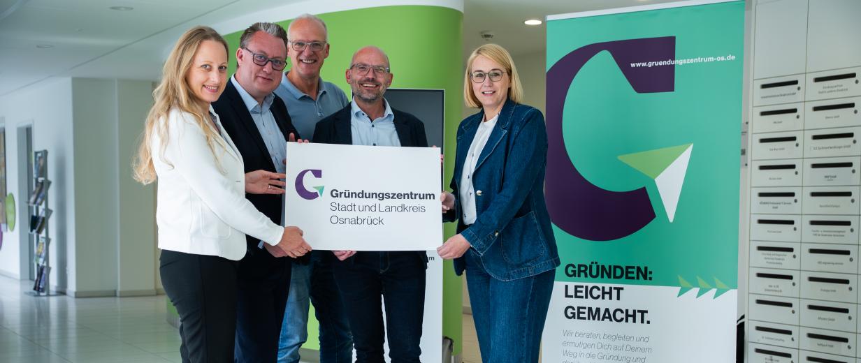 Wirtschaftsförderung Stadt und Landkreis Osnabrück Fünf Personen stehen im Foyer eines Gebäudes.