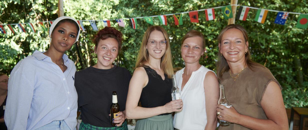 Sommerfest Fachkräftebüro WIGOS Fünf Personen stehen nebeneinander.