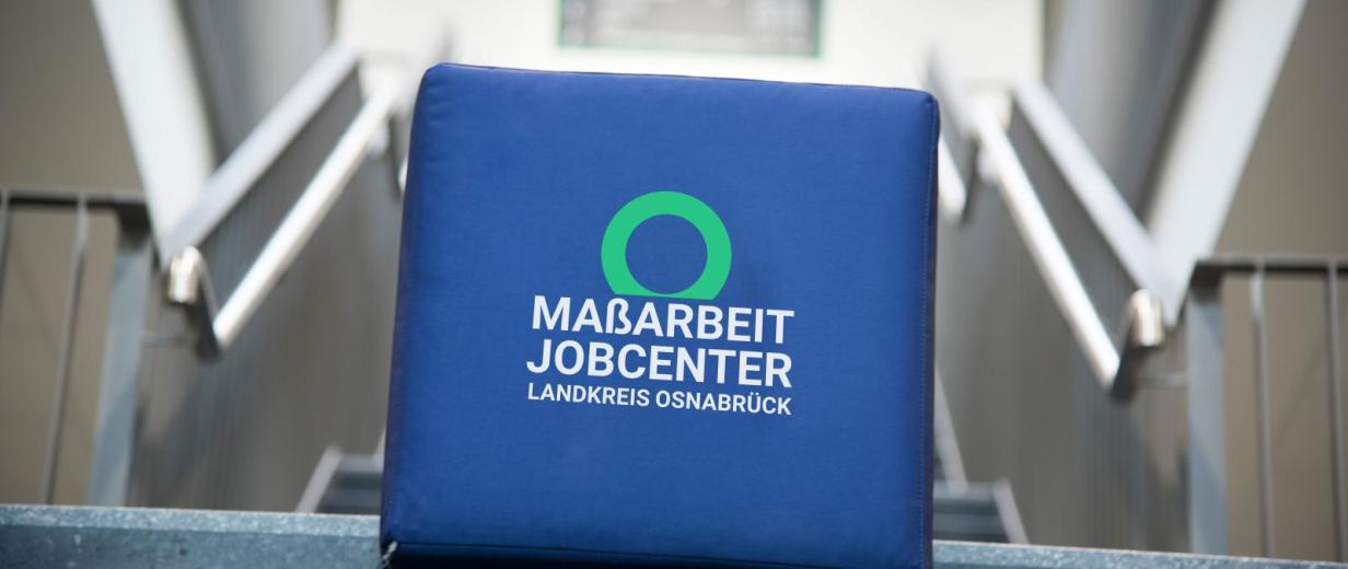 Kommunale Arbeitsagentur (Jobenter) Schaumstoff-Würfel auf einer Treppe