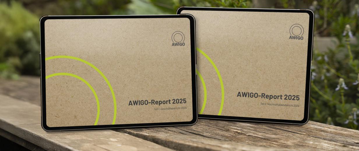 AWIGO-Report Zwei Tablet-Computer auf einem Holztisch im Freien