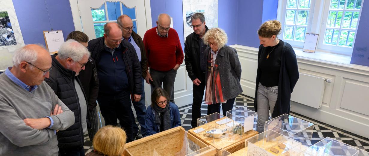 Ausstellung Museum im Kloster Kreisarchäologie Personengruppe betrachtet Ausstellungsstücke.