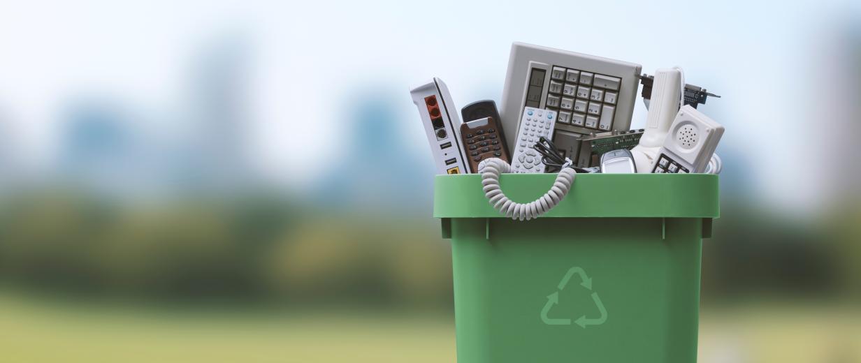 Abfalltonne mit Elektroschrott