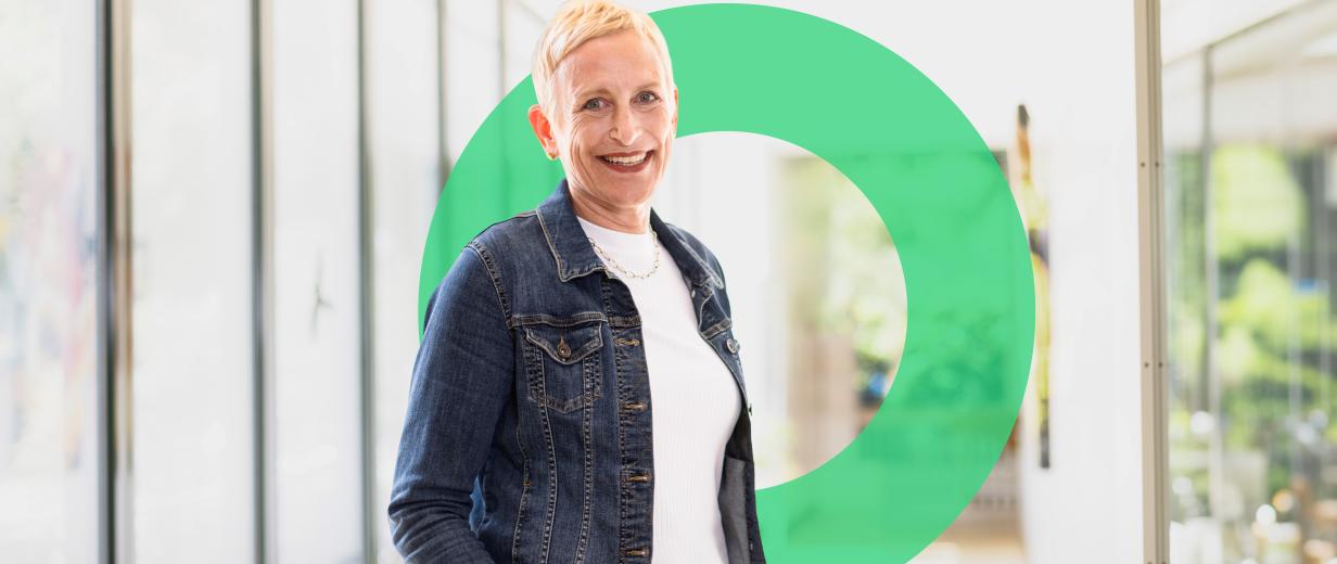Gesundheitsdienst Ärztin Dr. Kathrin Leiber Eine Person steht in einem Gebäudeflur.