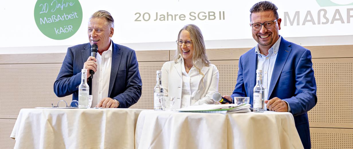 3 Personen am Desk