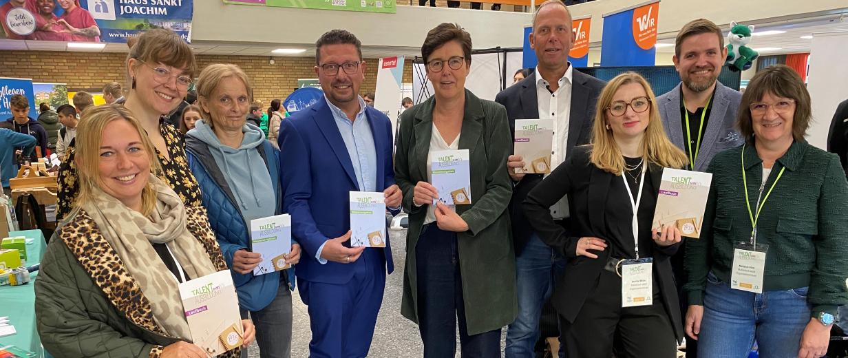 Gruppe von Personen im Halbkreis