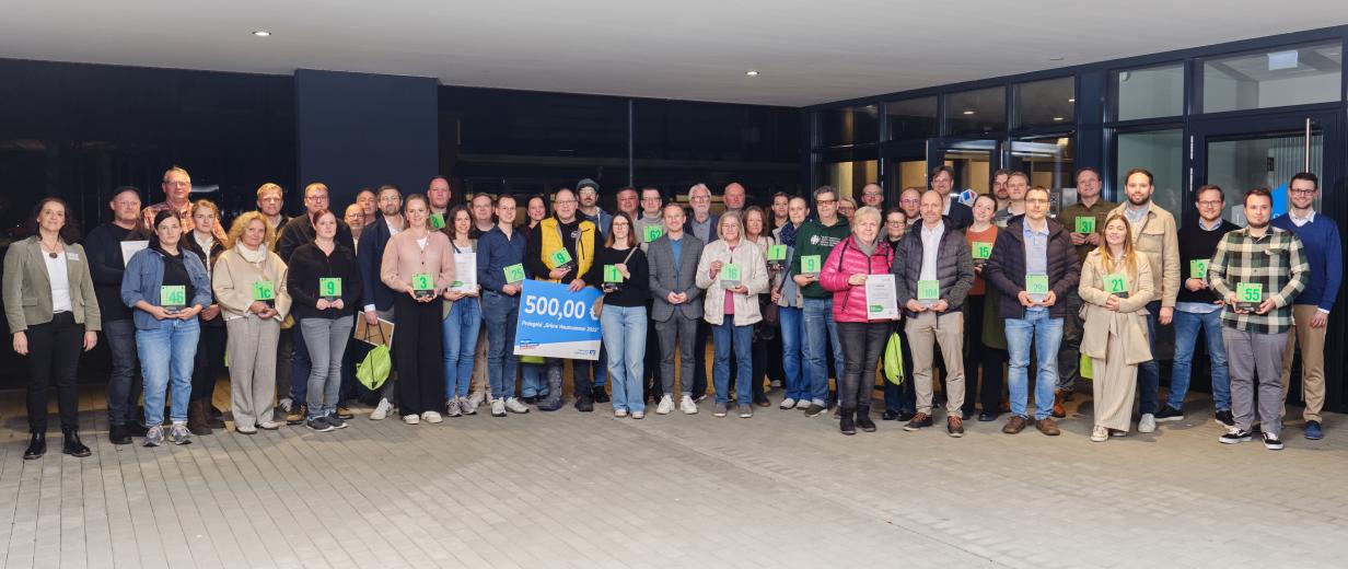 Große Gruppe von Personen in einem Raum