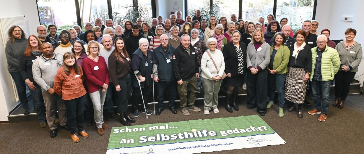 Gruppe von Personen in einem Raum