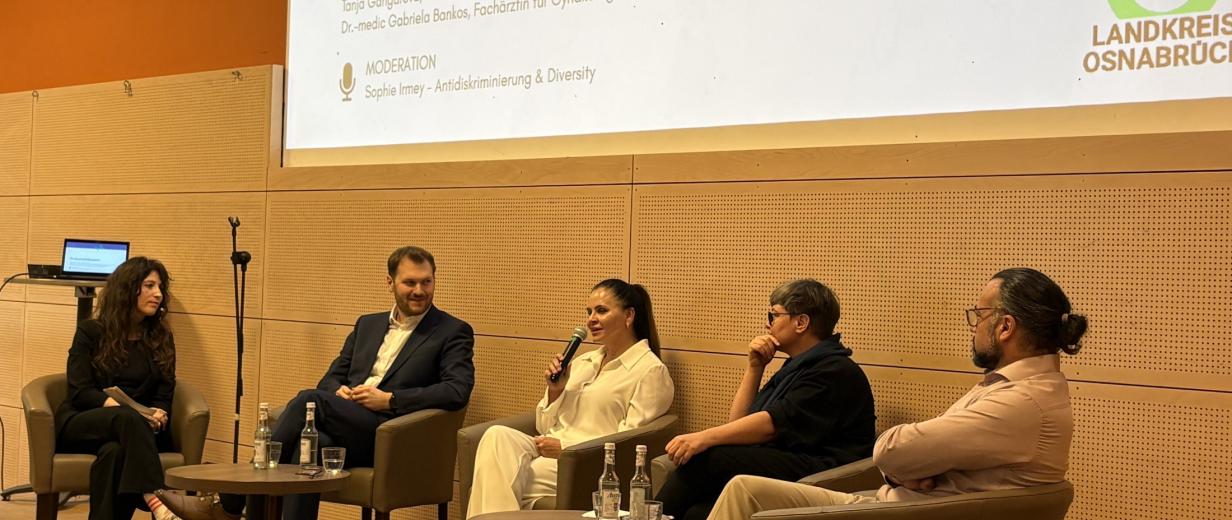 4 Personen auf Podium