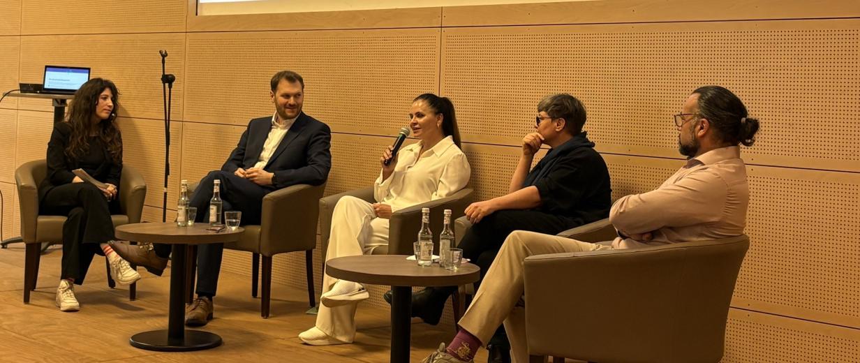 4 Personen auf Podium