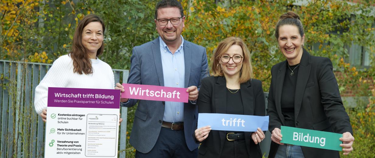 4 Personen mit Plakat im Freien