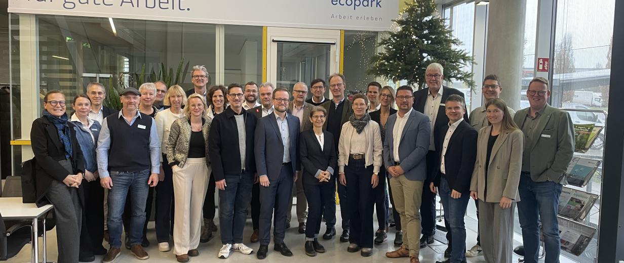 Gruppe von Personen in einem Foyer