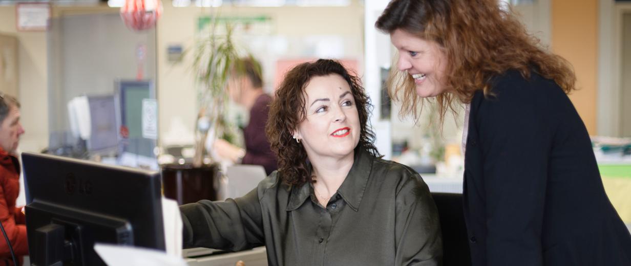 Zwei Personen an einem Schreibtisch