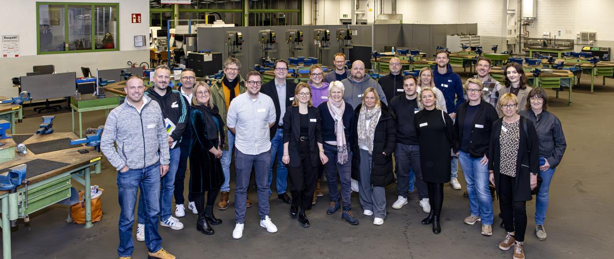 Personengruppe in einer Werkhalle