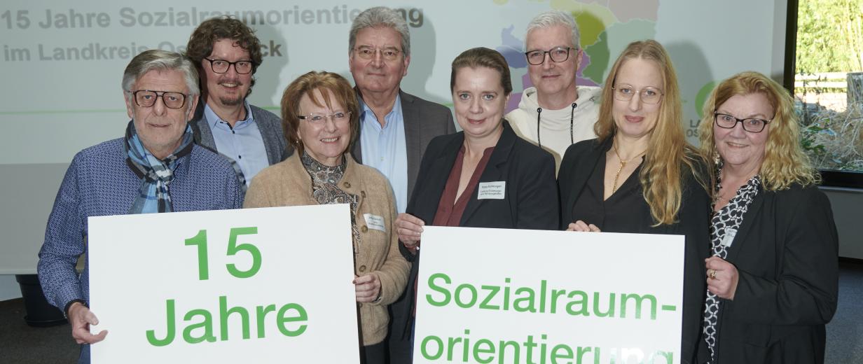 Gruppe von Personen mit Plakat