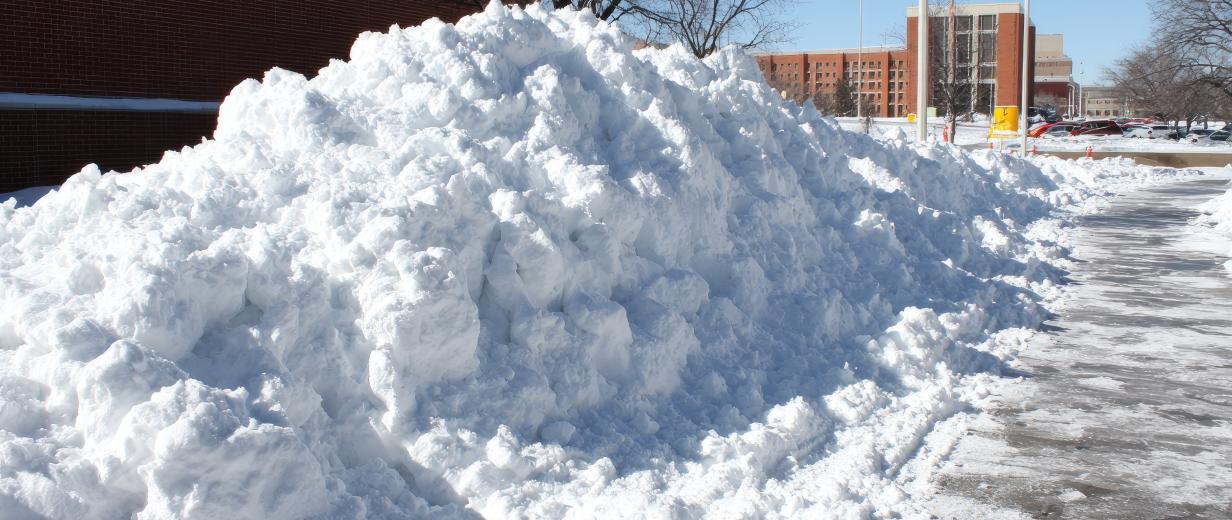 Schnee am Straßenrand
