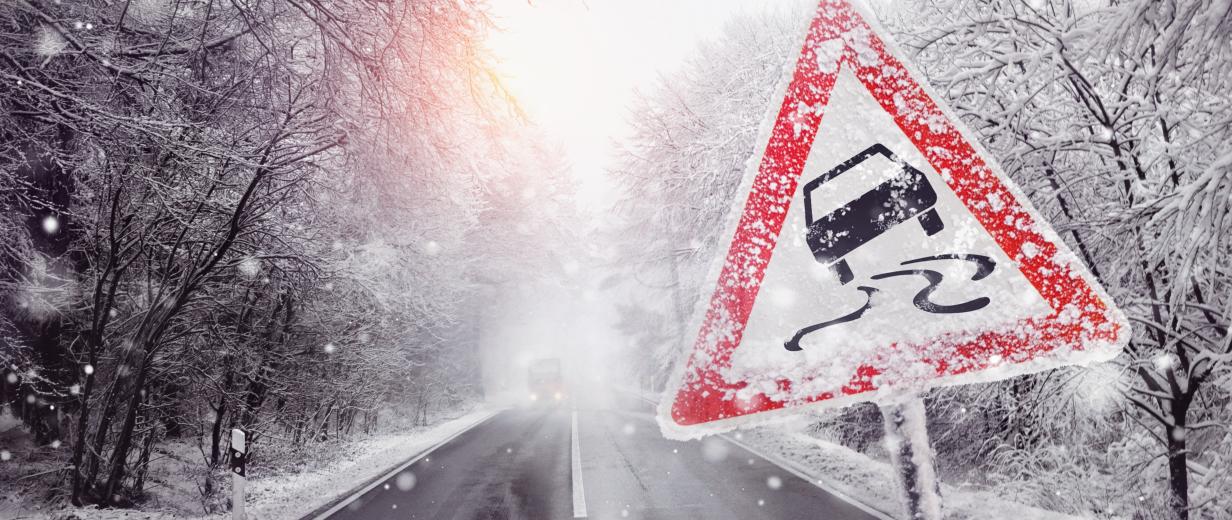 Straßenschild Eisglätte