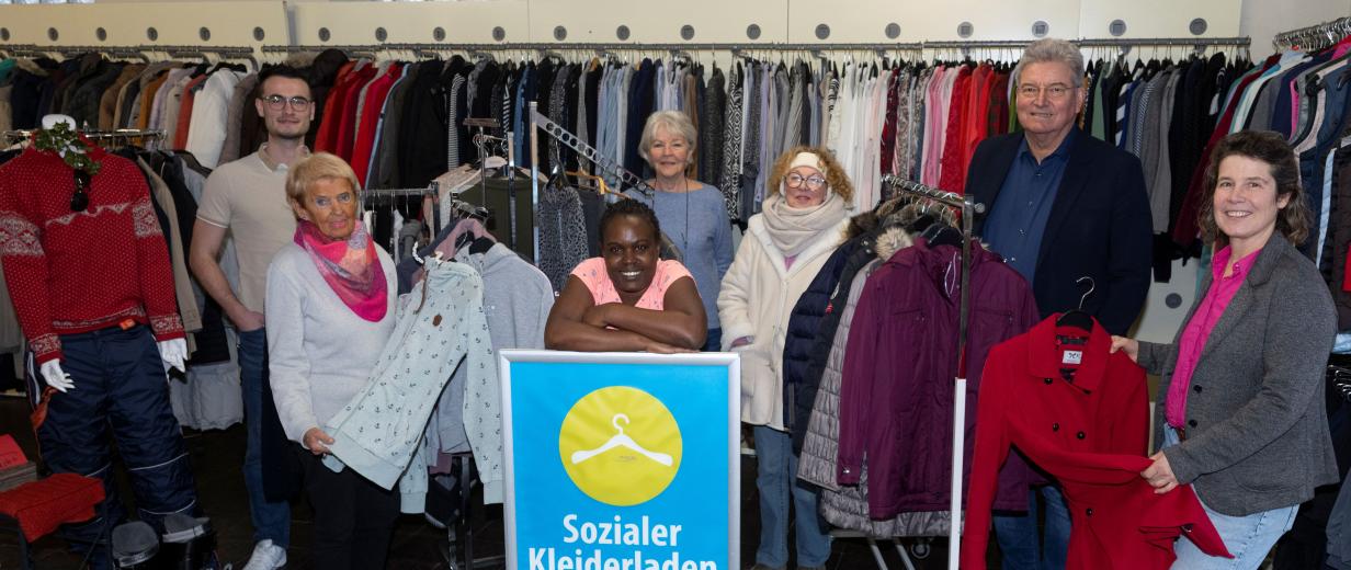 Gruppe vonPersonen in einem Laden