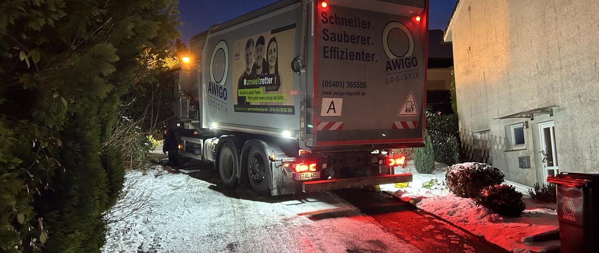 Müllfahrzeug im Schnee