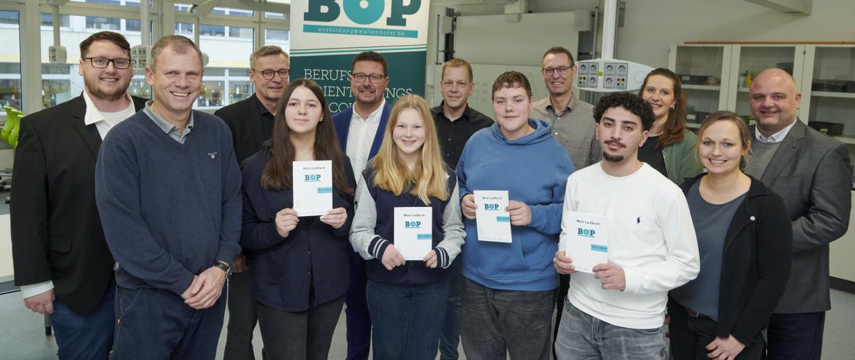 Gruppe von Schülern in Aula