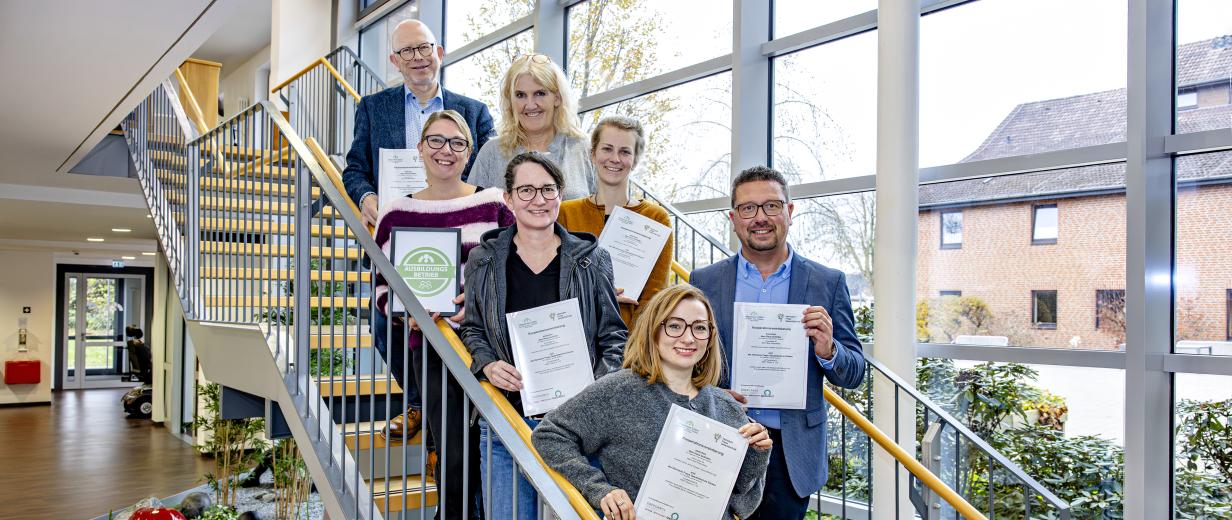 Gruppe von Personen im Foyer einer Grundschule