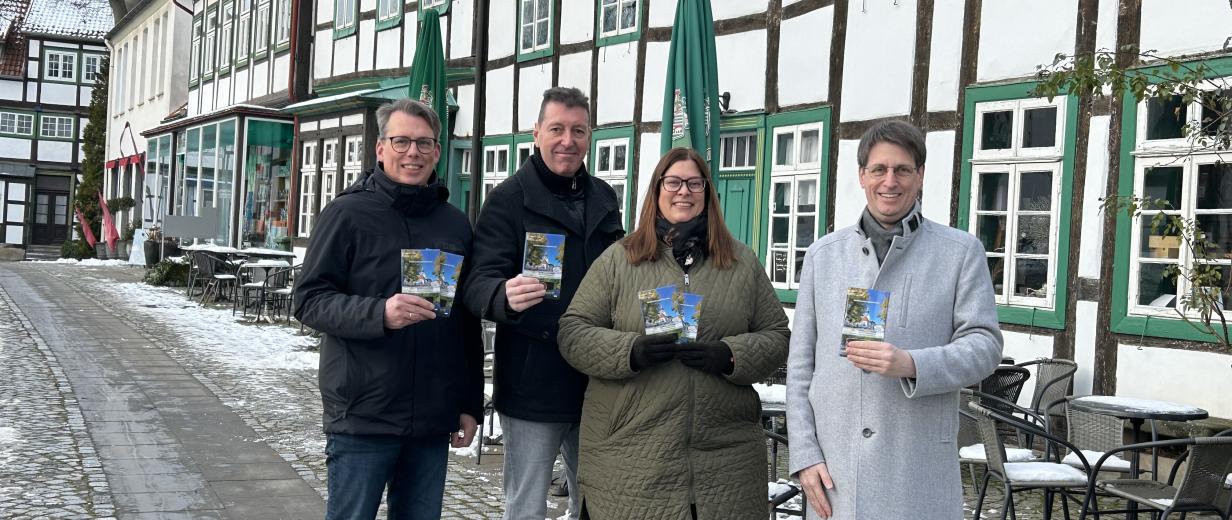 4 Personen auf Marktplatz Bad Essen