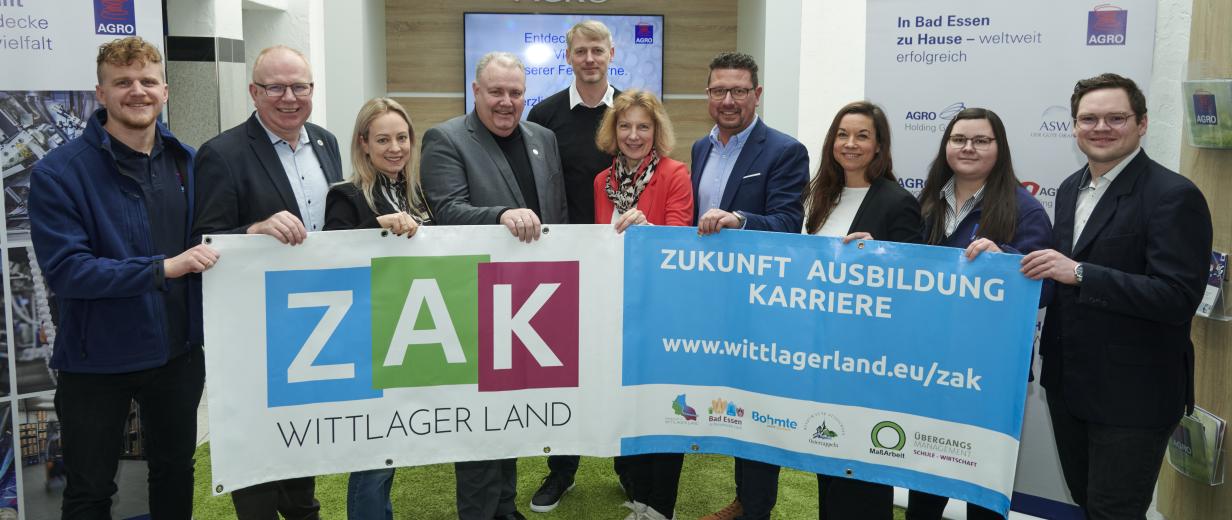 Gruppe von Personen mit Plakat