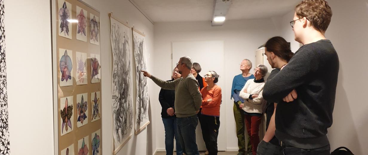 Personen in einer Bilderausstellung