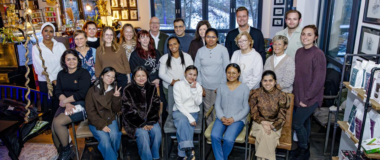Gruppe von Personen in einem Raum