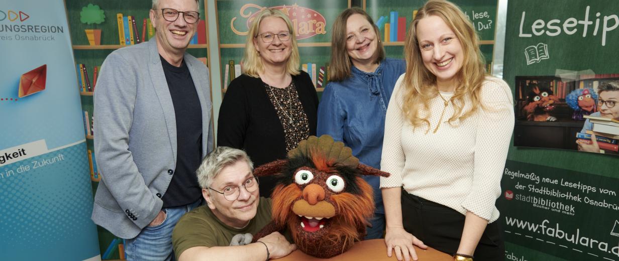 Fünf Personen und eine Handpuppe