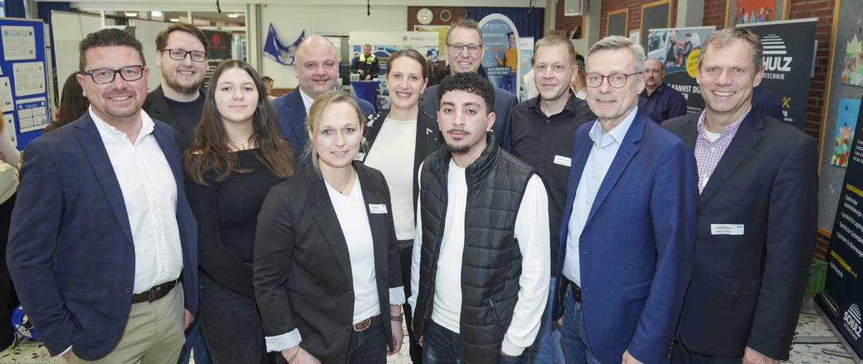 Personengruppe in einer Ausstellungshalle