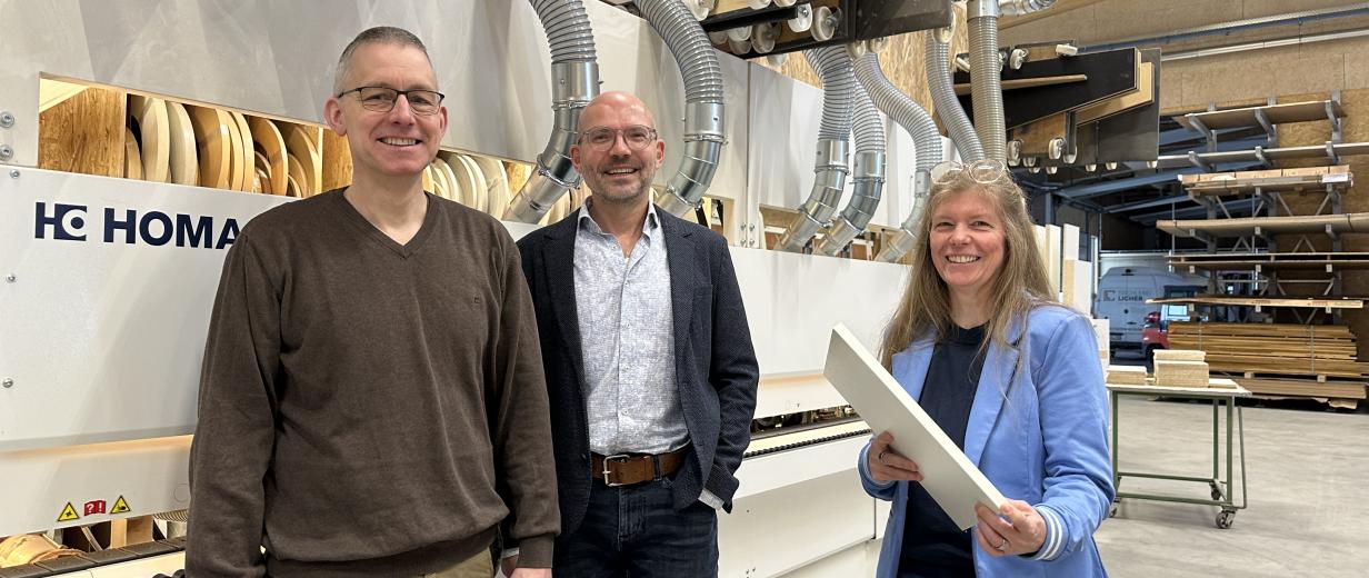 3 Personen in Fabrikhalle