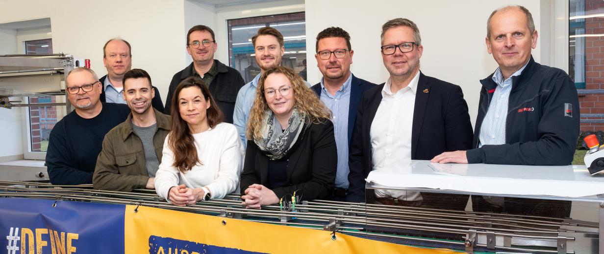 Personengruppe in einer Werkhalle