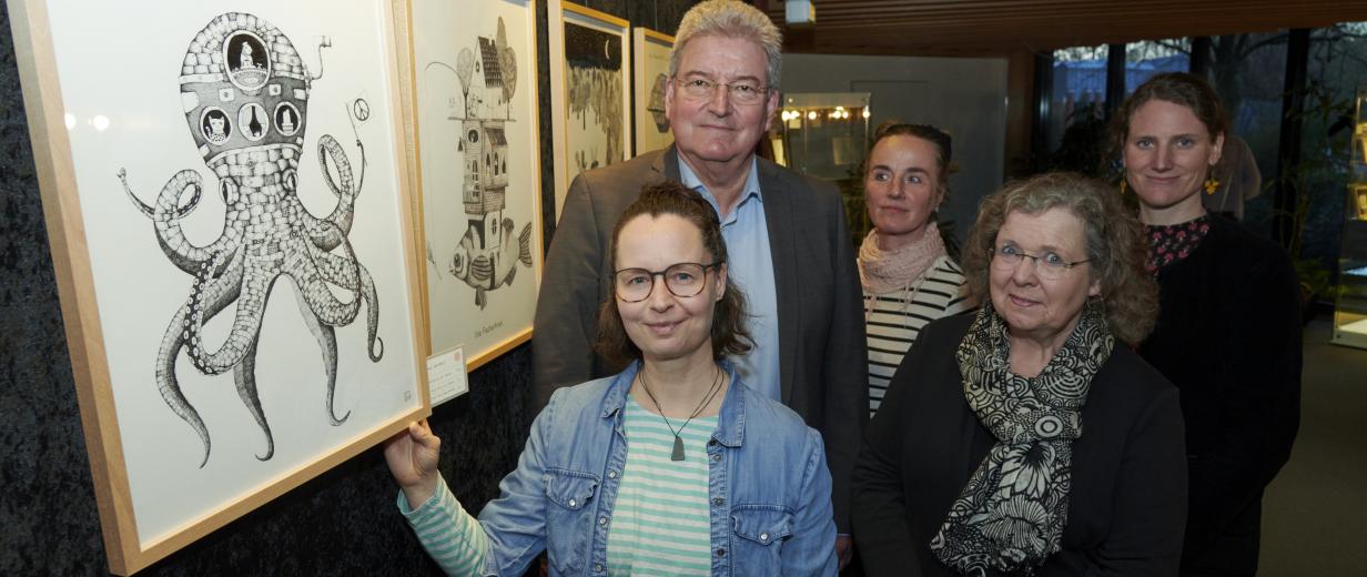 Fünf Personen in einer Grafikausstellung