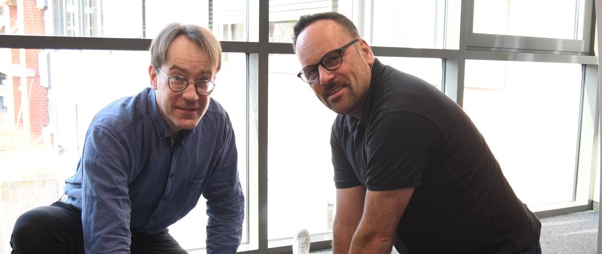 Zwei Personen knien neben einer Puppe an der Wiederbelebung trainiert werden kann.