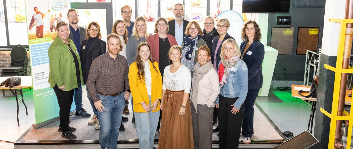 Personengruppe steht auf einer Bühne