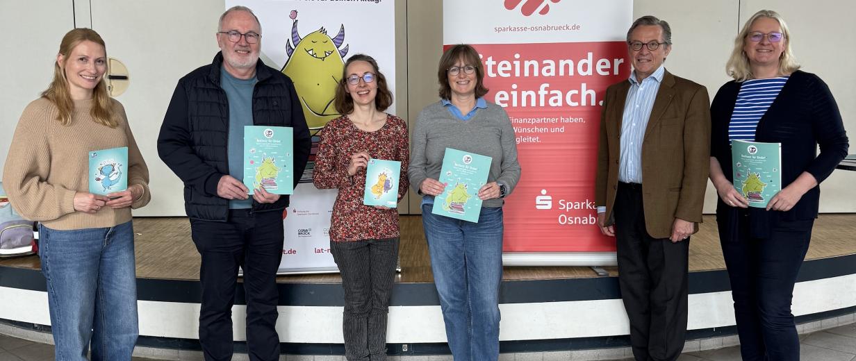 Sechs Personen stehen vor zwei Rollup Postern.