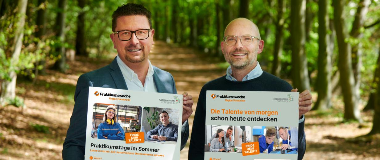 2 Personen mit Plakat