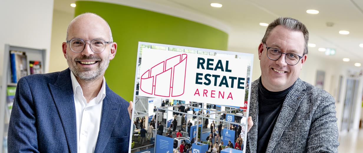 2 Personen vor Plakat